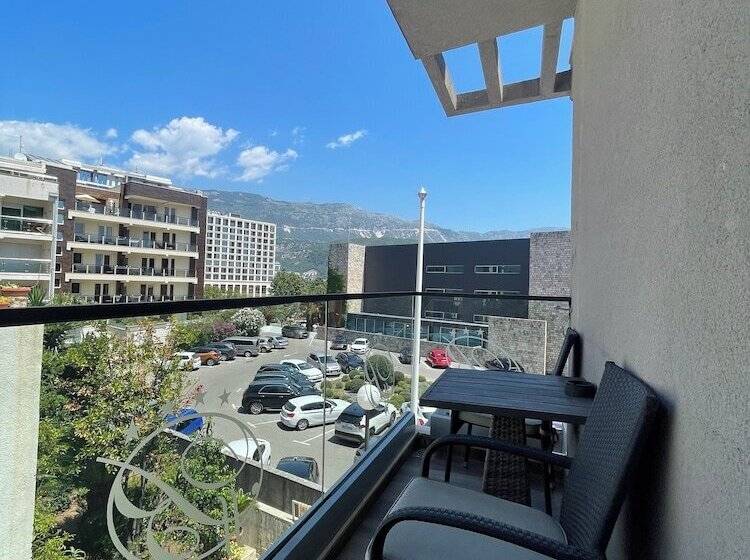 اتاق استاندارد با بالکن, Butua Residence