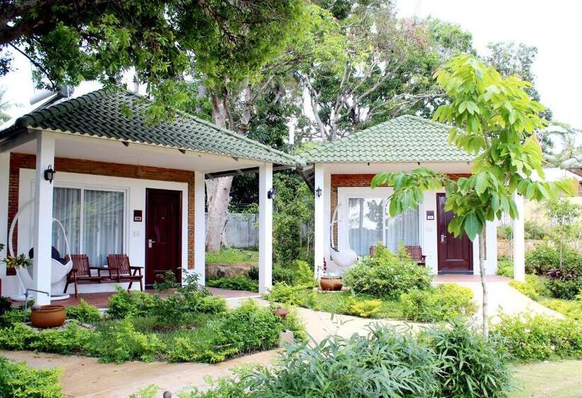 اتاق استاندارد با چشم‌انداز استخر, Famiana Green Villa