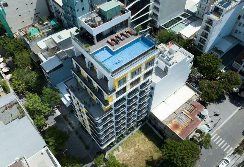 اتاق استاندارد سه تخته با بالکن, Luxury Hotel Near Da Nang Beach   Charming Beauty