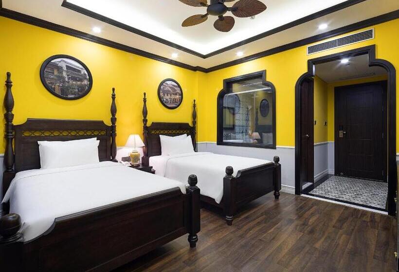 اتاق استاندارد سه تخته با بالکن, Luxury Hotel Near Da Nang Beach   Charming Beauty
