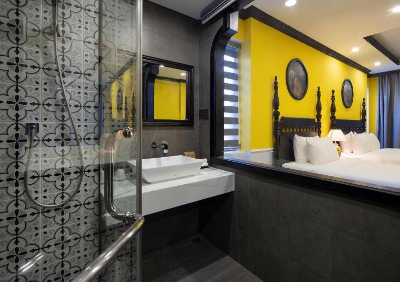 اتاق استاندارد سه تخته با بالکن, Luxury Hotel Near Da Nang Beach   Charming Beauty