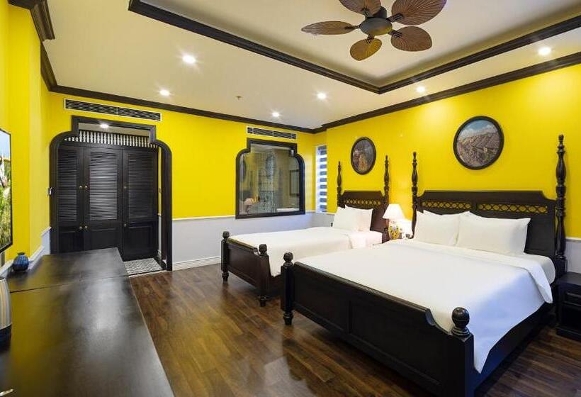 اتاق استاندارد سه تخته با بالکن, Luxury Hotel Near Da Nang Beach   Charming Beauty