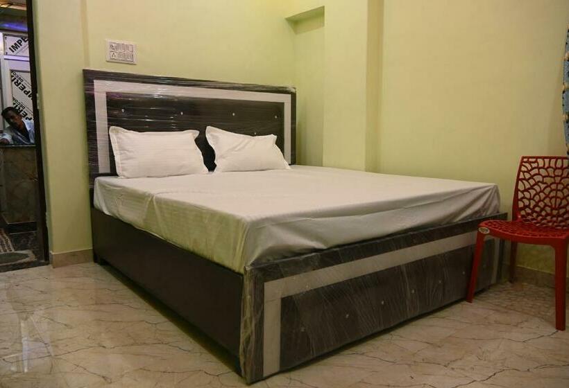 Quarto Deluxe, Swagat Paying Guest House Varanasi Near Ganga River