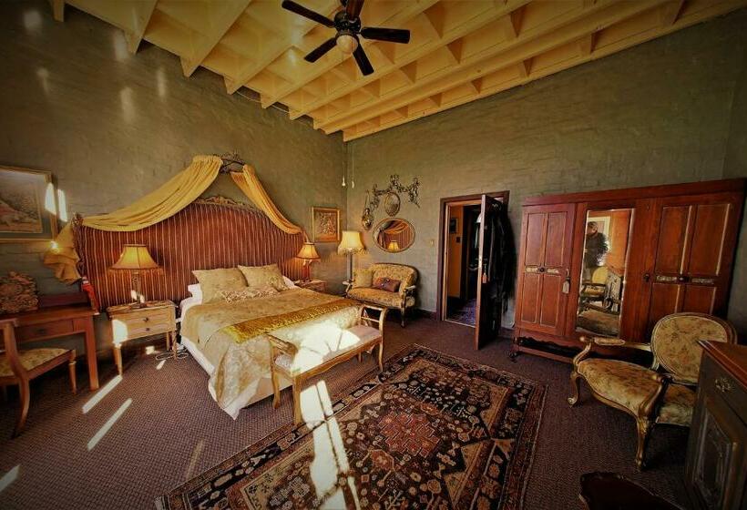 Номер Стандарт, Bygracealone Manor