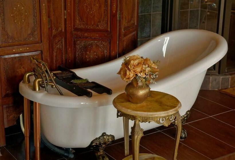 Номер Стандарт, Bygracealone Manor