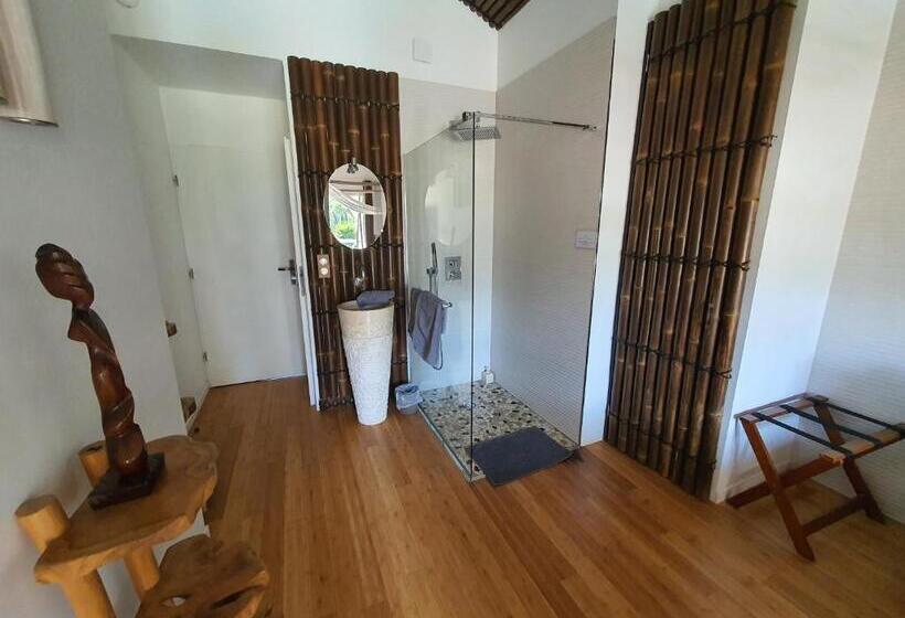 غرفة قياسية مطلّة علي حمام السباحة, Villa Bora Bora