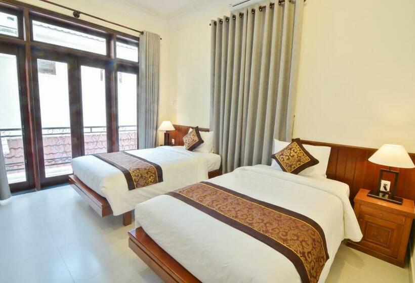 اتاق لوکس با چشم‌انداز شهر, Redrose Villa