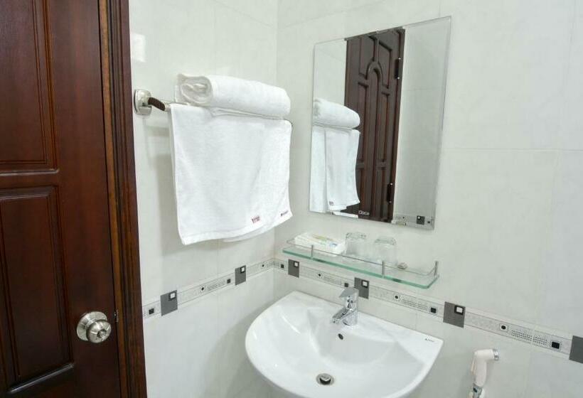 اتاق لوکس با چشم‌انداز شهر, Redrose Villa
