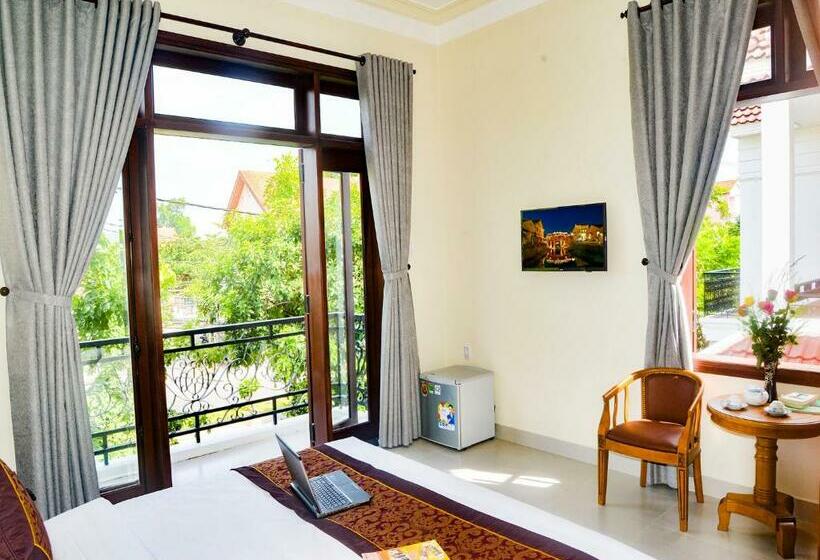 اتاق لوکس با چشم‌انداز شهر, Redrose Villa