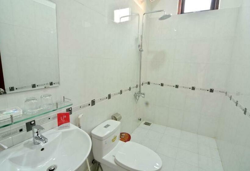 اتاق لوکس با چشم‌انداز شهر, Redrose Villa