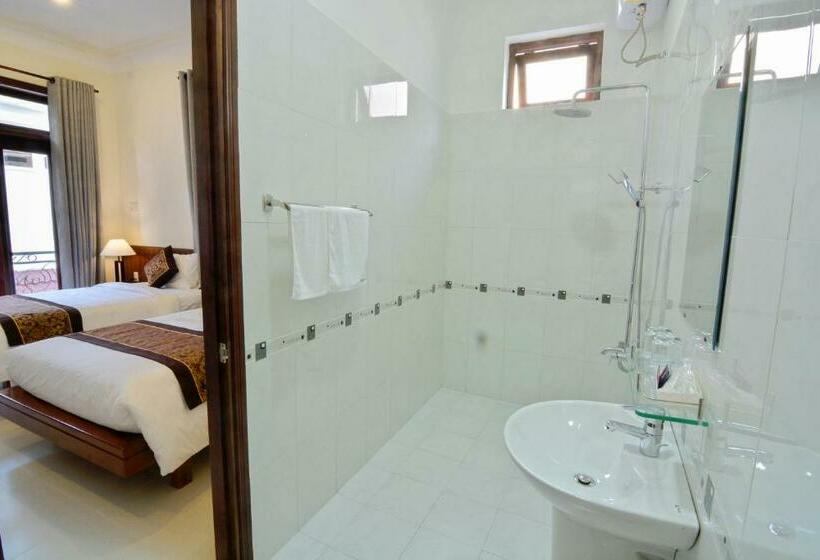 اتاق لوکس با چشم‌انداز شهر, Redrose Villa