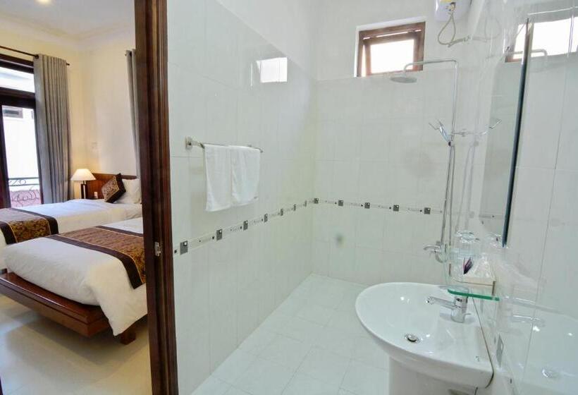 اتاق لوکس با چشم‌انداز باغ, Redrose Villa