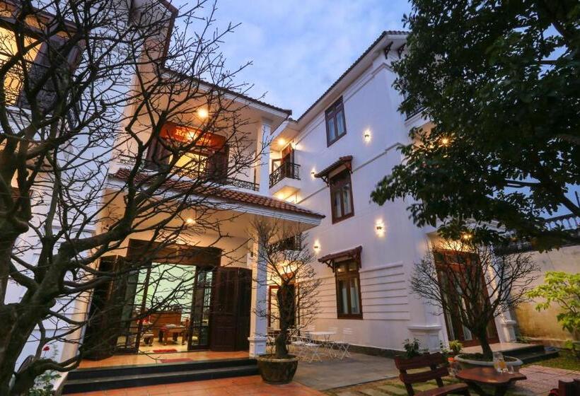 اتاق لوکس با چشم‌انداز باغ, Redrose Villa