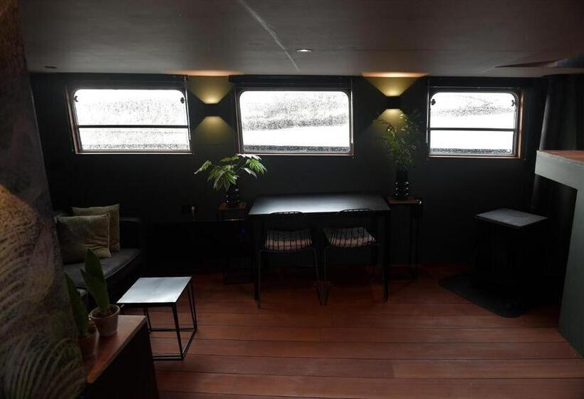 デラックスルーム, Wheelhouse Euphrate Houseboat