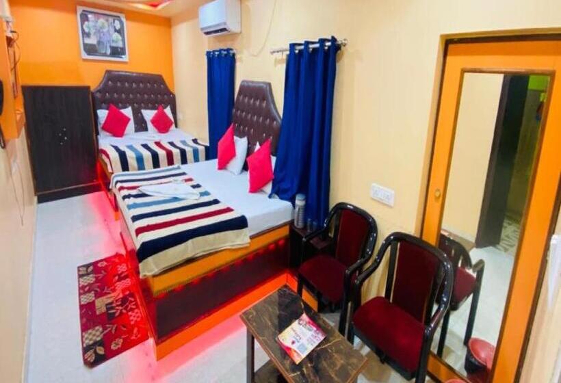Quarto Deluxe, Staymaker Hotel Aditya 1 Km From Kashi Vishwanath Temple