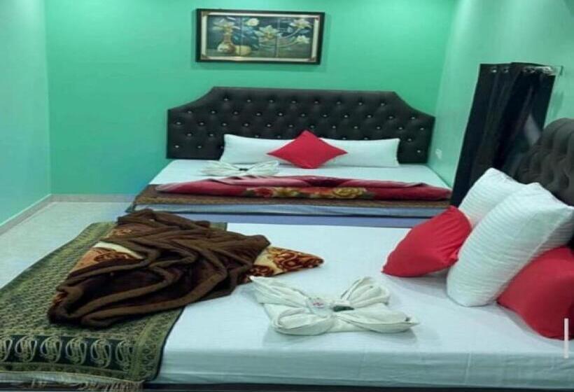 Quarto Deluxe, Staymaker Hotel Aditya 1 Km From Kashi Vishwanath Temple