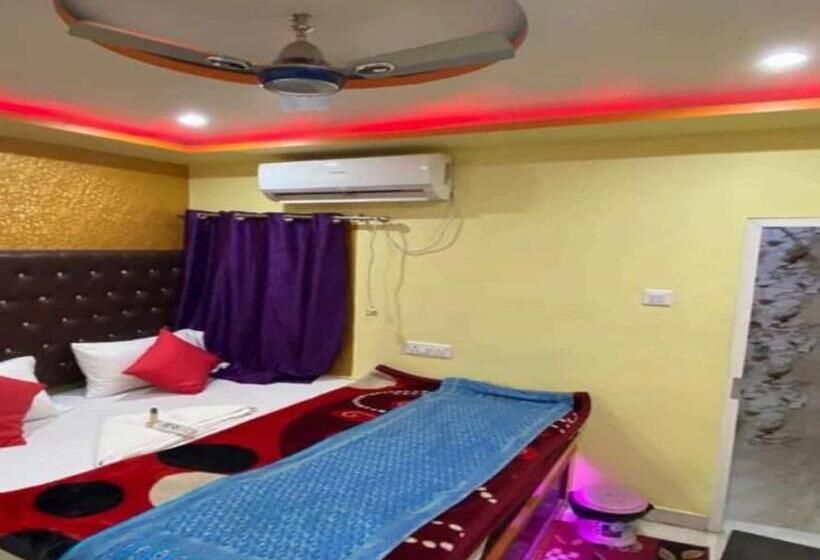 Quarto Deluxe, Staymaker Hotel Aditya 1 Km From Kashi Vishwanath Temple