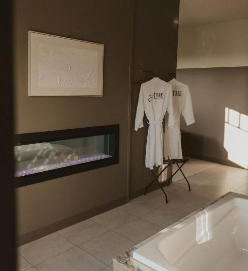 자쿠지 스위트, The Atlee Suites