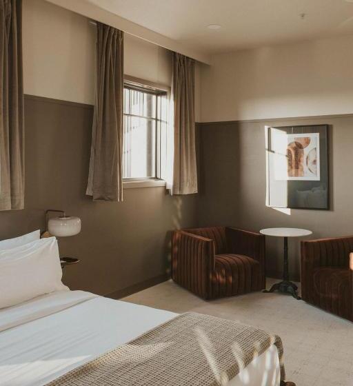 자쿠지 스위트, The Atlee Suites