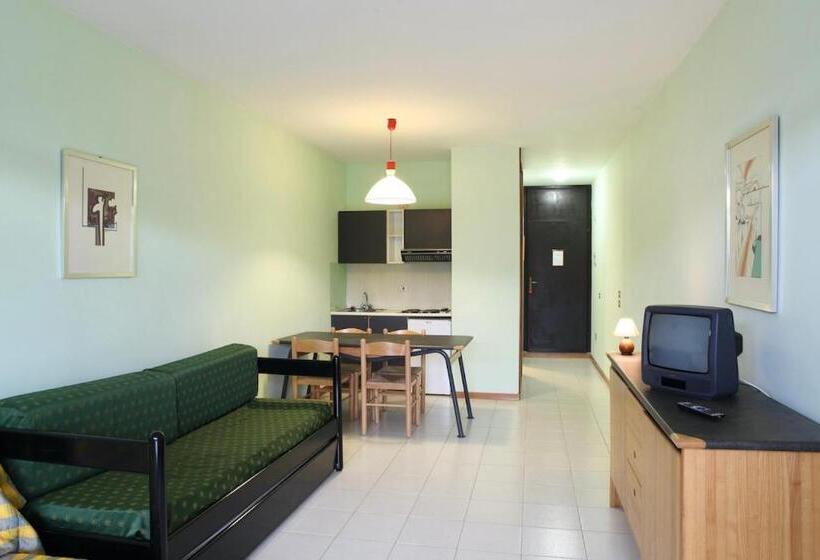Студио Стандарт с Балконом, Isa Studio 3 Beds In Residence With Swimming Pool Bed And Bath Linen Included