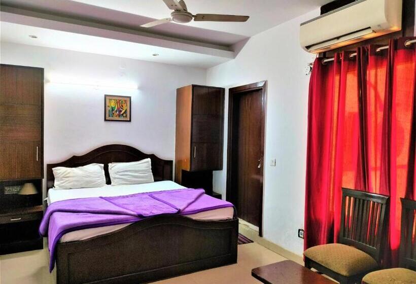 اتاق لوکس با بالکن, White Palace,nizamuddin Railway Station
