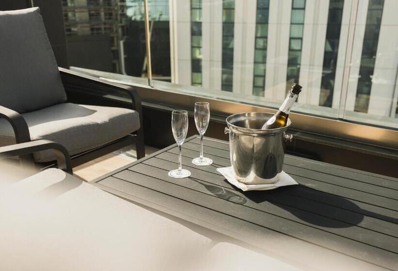سوئیت جونیور با تراس, The Londoner Hotel St. Julian S