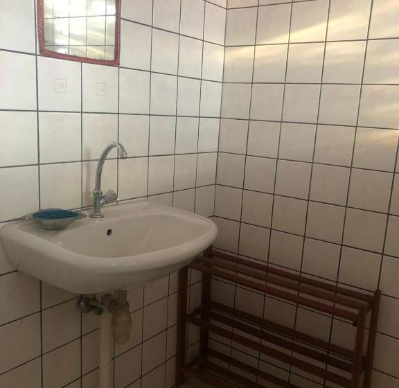 اتاق استاندارد با سرویس بهداشتی مشترک, Pied A Terre