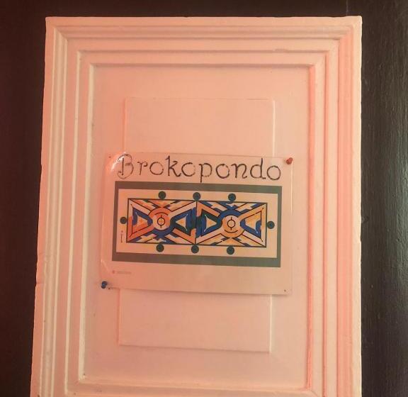 اتاق استاندارد با سرویس بهداشتی مشترک, Pied A Terre