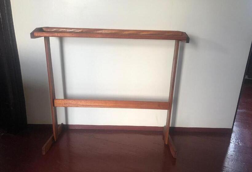 اتاق استاندارد با سرویس بهداشتی مشترک, Pied A Terre