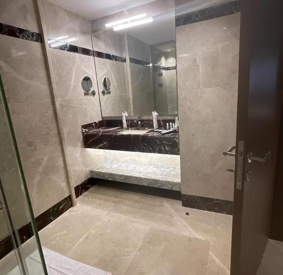 اتاق لوکس با تخت بزرگ, Five Seasons