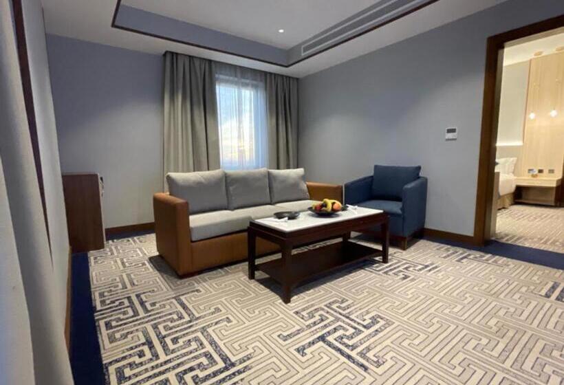 سوییت جونیور با چشم‌انداز استخر, Five Seasons