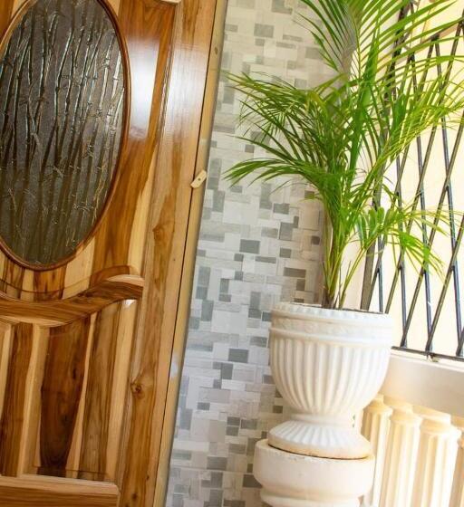 سوییت لوکس, Windbreak Villa
