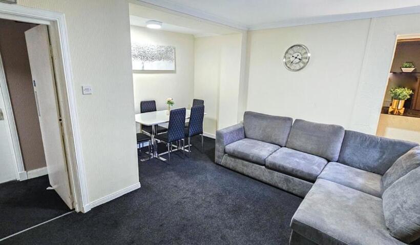 Трехместный Номер Базовый, Mystayinn Telford Guest House