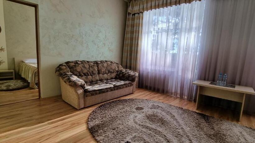 Suite with lake view, готельно ресторанний комплекс три бобри