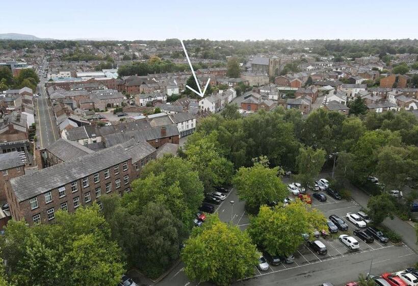 דירת חדר בקומת קרקע, Chester Road Serviced Apartments