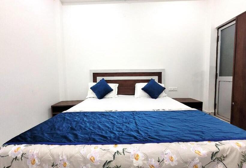 Quarto Economy, Ram Ghat Inn  In Front Of Mandakini River