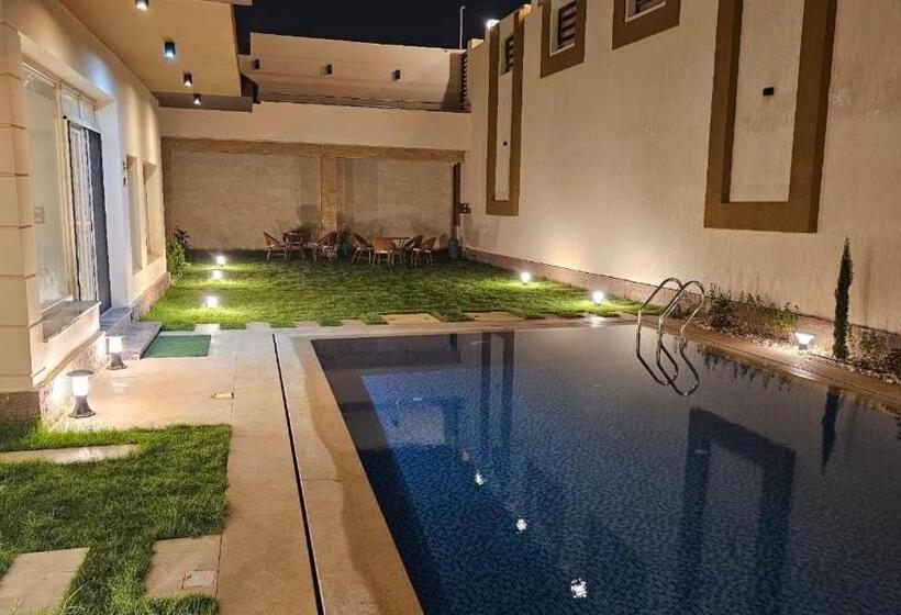 استودیوی استاندارد, Crystal Clear Springs Room
