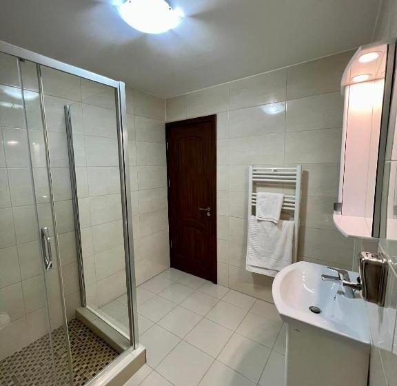 اتاق اجرایی سه نفره, Armonia