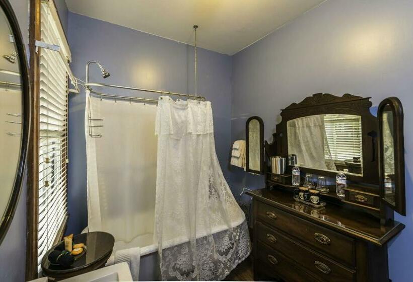 带大床的标准间, Carriage Way Inn Bed & Breakfast Adults Only   21 Years Old And Up
