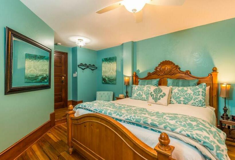 带大床的豪华间, Carriage Way Inn Bed & Breakfast Adults Only   21 Years Old And Up