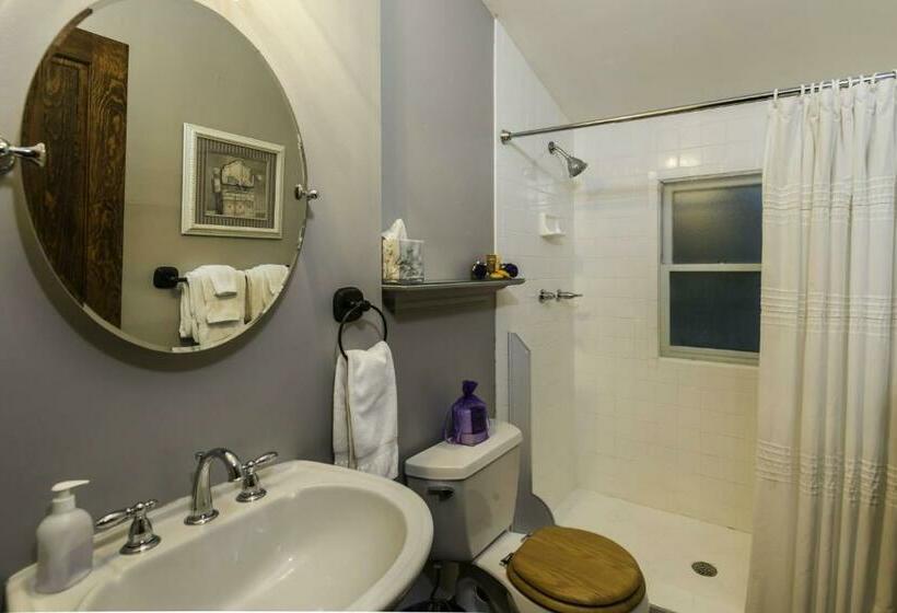 带大床的标准间, Carriage Way Inn Bed & Breakfast Adults Only   21 Years Old And Up