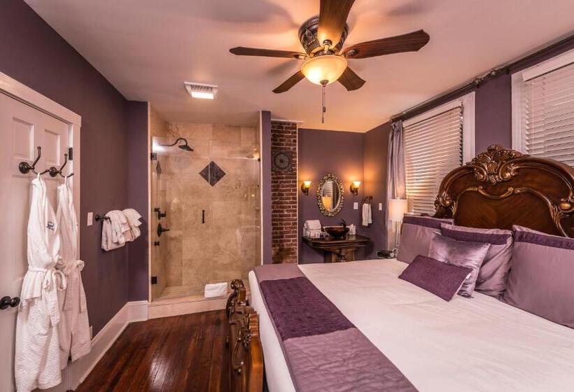 带大床的豪华间, Carriage Way Inn Bed & Breakfast Adults Only   21 Years Old And Up
