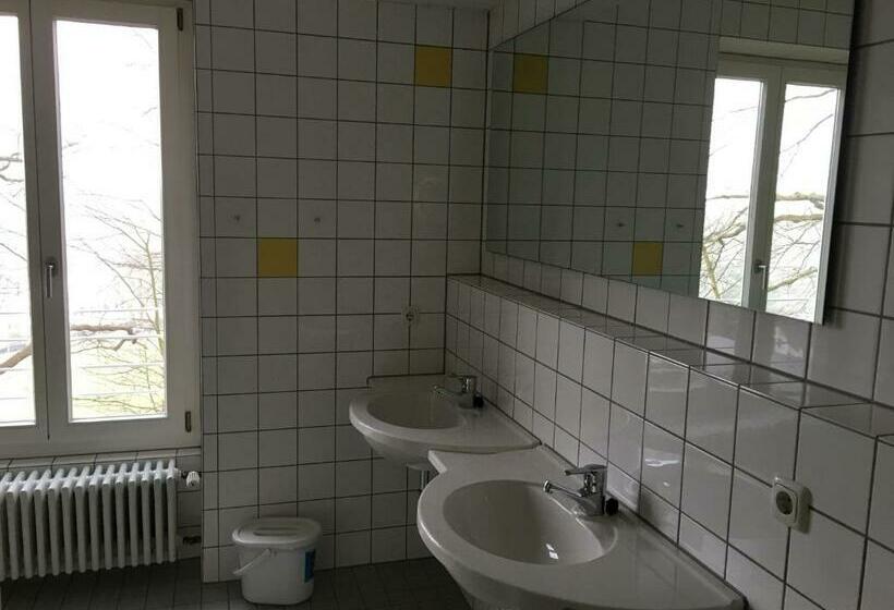 标准四人间共用浴室, Jugendherberge Aachen