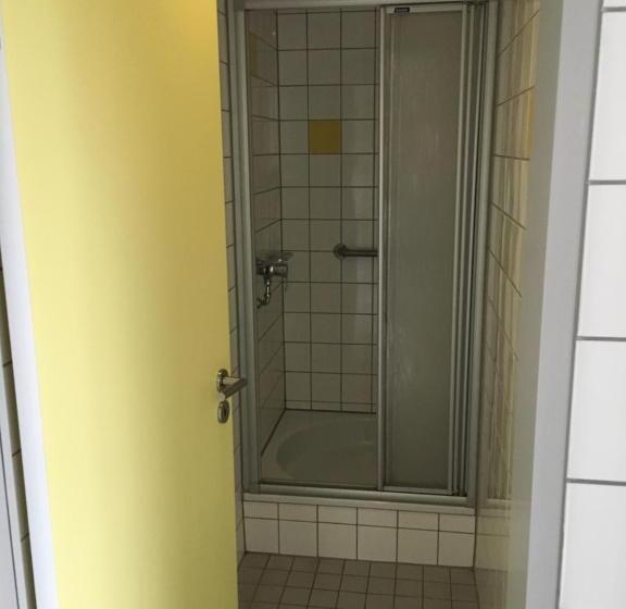Vuode Makuusalissa, Jugendherberge Aachen