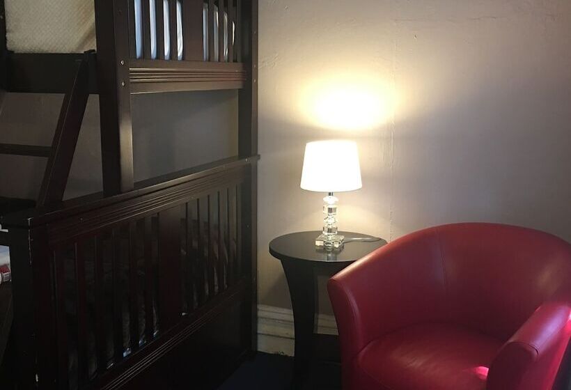 Quarto Estandar Individual Banheiro Compartilhado, Luz