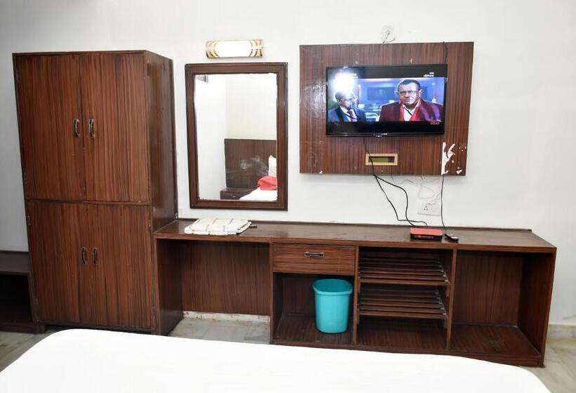 Номер Стандарт, Paramod Palace