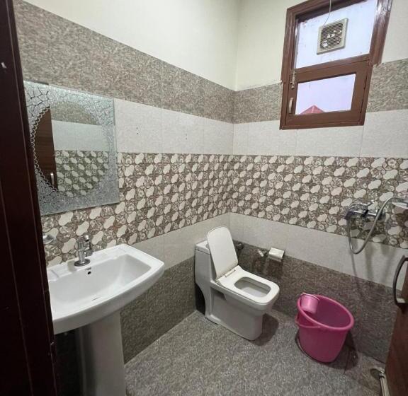 Номер Economy, The Crown , Top Rated & Most Awarded Property In Chandigarh, Zirakpur & Tricity
