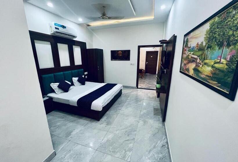 Номер Economy, The Crown , Top Rated & Most Awarded Property In Chandigarh, Zirakpur & Tricity