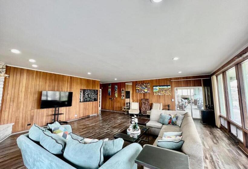 اتاق لوکس با تخت بزرگ, Pill Hill Mansion