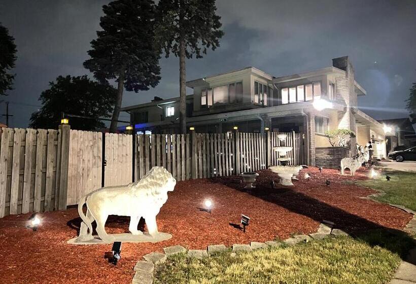 اتاق لوکس با تخت بزرگ, Pill Hill Mansion